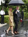 <p>En août, Melania Trump a accompagné son mari à Houston, dans le Texas, afin de constater les dégâts suite au passage de l’ouragan Harvey. M. Trump a été photographiée avec une paire de talons aiguilles Manolo Blahnik au pied alors qu’elle rejoignait Air Force One. Beaucoup de gens ont trouvé ce choix vestimentaire déplacé, vu que le couple allait constater les dégâts de l’ouragan et rencontrer des milliers de victimes désormais sans-abri. M. Trump a finalement enfilé une paire de baskets pendant le vol avant d’atterrir au Texas avec des tennis Adidas et une casquette de baseball sur laquelle on pouvait lire « #FLOTUS ». Pour de vrai. </p>