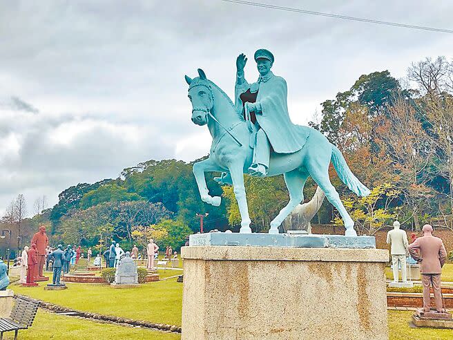 桃園市大溪區慈湖紀念雕塑公園，蒐羅來自全台各地近300座蔣公銅像，15日起將施作景觀優化工程，將閉園至年底。（本報資料照片）