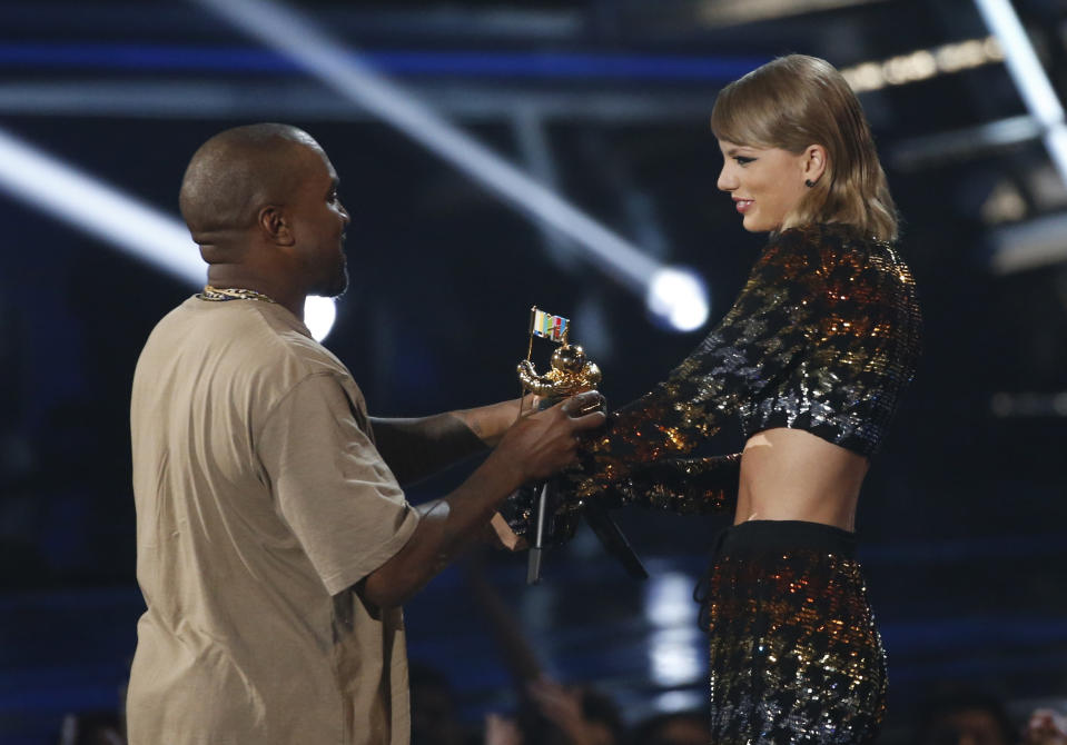 Taylor Swift presents the Video Vanguard Award to Kanye West at the 2015 MTV Video Music Awards in Los Angeles, California, August 30, 2015.   REUTERS/Mario Anzuoni (TPX IMAGES OF THE DAY)  