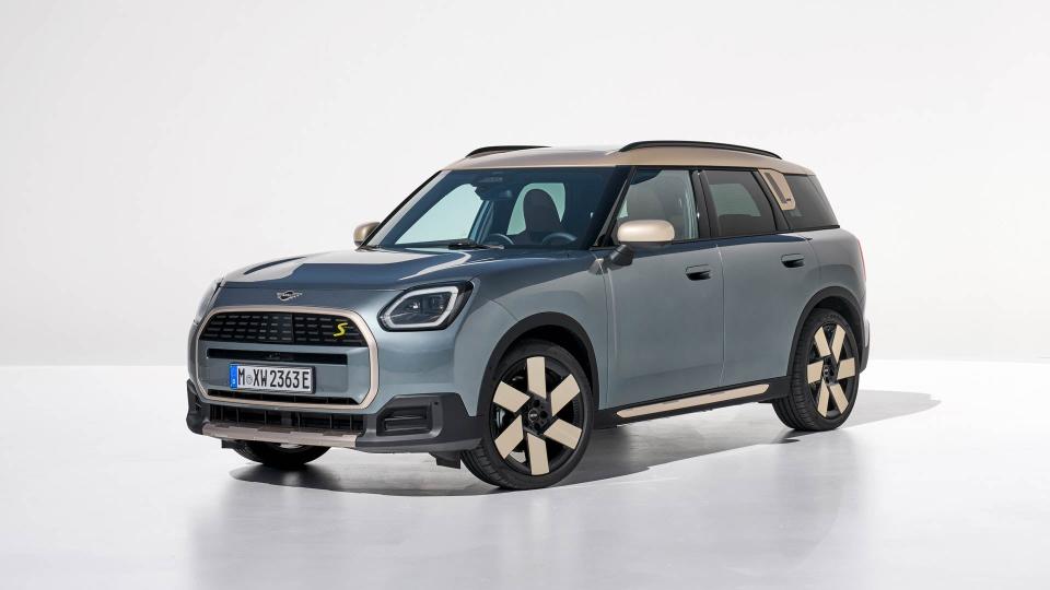 Electric 2025 Mini Countryman SUV Brings Serious Face, Hands-Free Driving photo