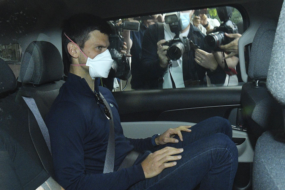 El tenista serbio Novak Djokovic es retirado en un vehículo de un centro de detención del gobierno, antes de asistir a una audiencia judicial en la oficina de sus abogados, el domingo 16 de enero de 2022 (James Ross/AAP via AP)