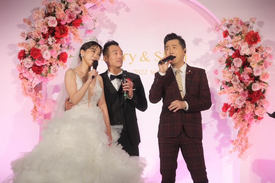 《婚禮歌手》新娘幸福地望著為她唱祝歌的偶像庾澄慶（右）。（圖／東森）