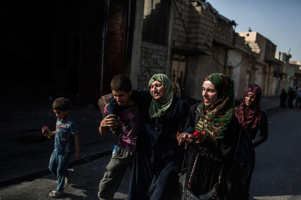 <p>Iraqi civilians flee through a street as Iraqi special forces continued their advance. A huge number of civilians have emerged from Mosul’s rubble starving, injured and traumatized. Mosul. Iraq. July 2, 2017. (Photograph by Diego Ibarra Sánchez / MeMo) </p>