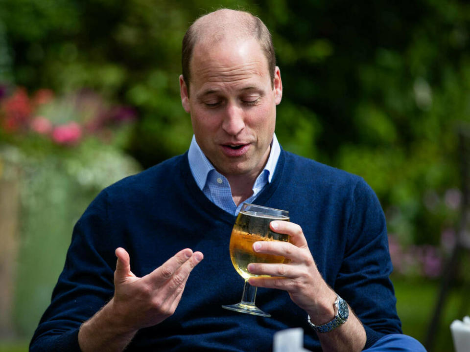 Prinz William genießt seinen Ci­der im "Rose & Crown"-Pub in Snettisham, Norfolk (Bild: imago images/i Images)