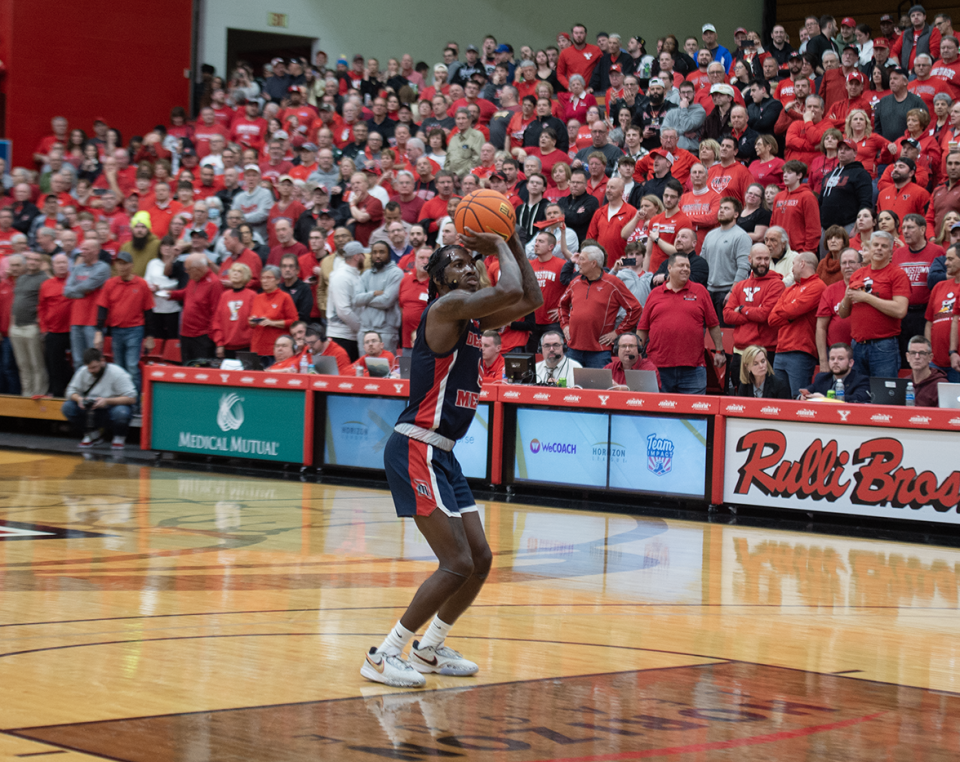 Antoine Davis makes his final two points of the game at the line from a Youngstown State technical foul.