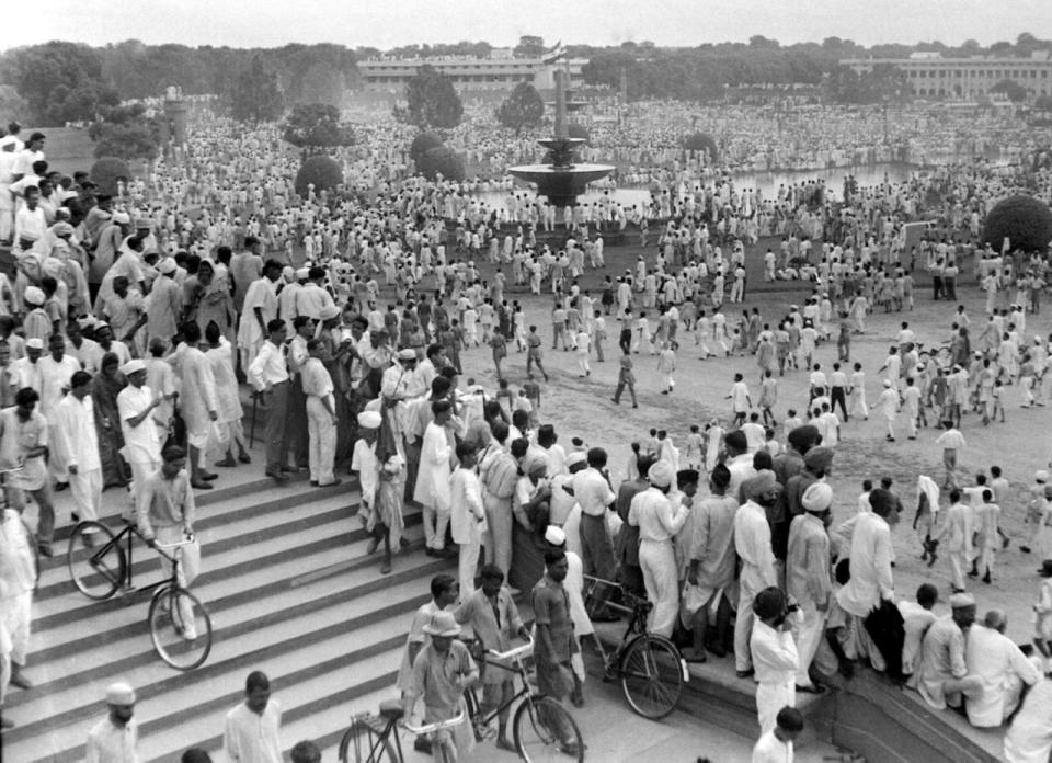 INDIA INDEPENDENCE ANNIVERSARY: In this photo released by the Indian Defence Ministry, people throng in to participate in India’s first Independence Day celebrations at Raisina Hill in New Delhi in August 1947. India celebrates its 70th Independence day on Aug 15, 2016. (AP Photo)