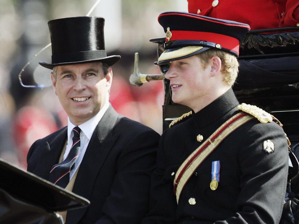 El príncipe Andrew, fotografiado al salir del Palacio de Buckingham con el príncipe Harry para el desfile de la bandera en 2006 (MJ Kim/Getty Images)