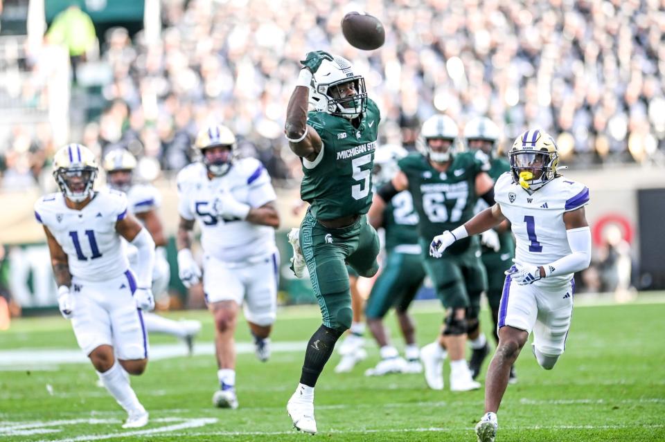 Michigan State's Nathan Carter tries to catch an overthrown ball against Washington during the second quarter at Spartan Stadium.