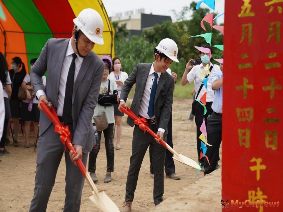 ▲柏谷建設總經理林柏谷(右)、五彩營造總經理林軍谷(左)2022年6月22日選定良辰吉時，舉辦位於關廟區新案的動土典禮。