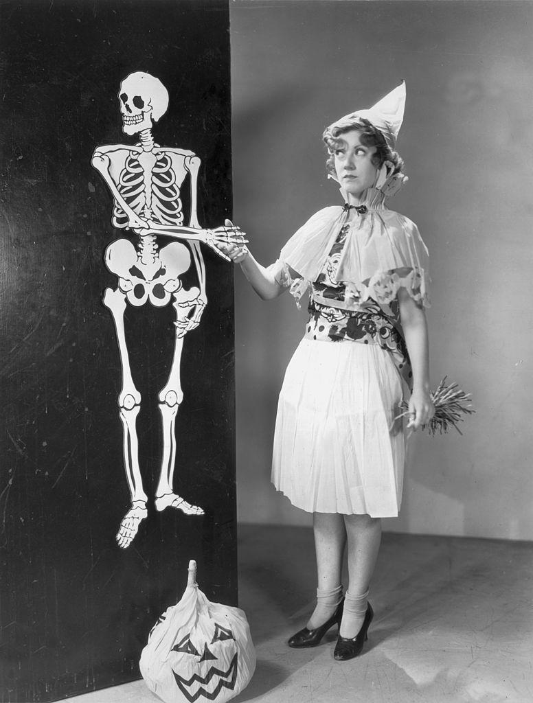 <p>Halloween decoration–lovers, you can trace this popular American custom back to 1920 when Pennsylvania-based company Beistle Company introduced a hair-raising line of party goods that helped popularize the tradition.</p>