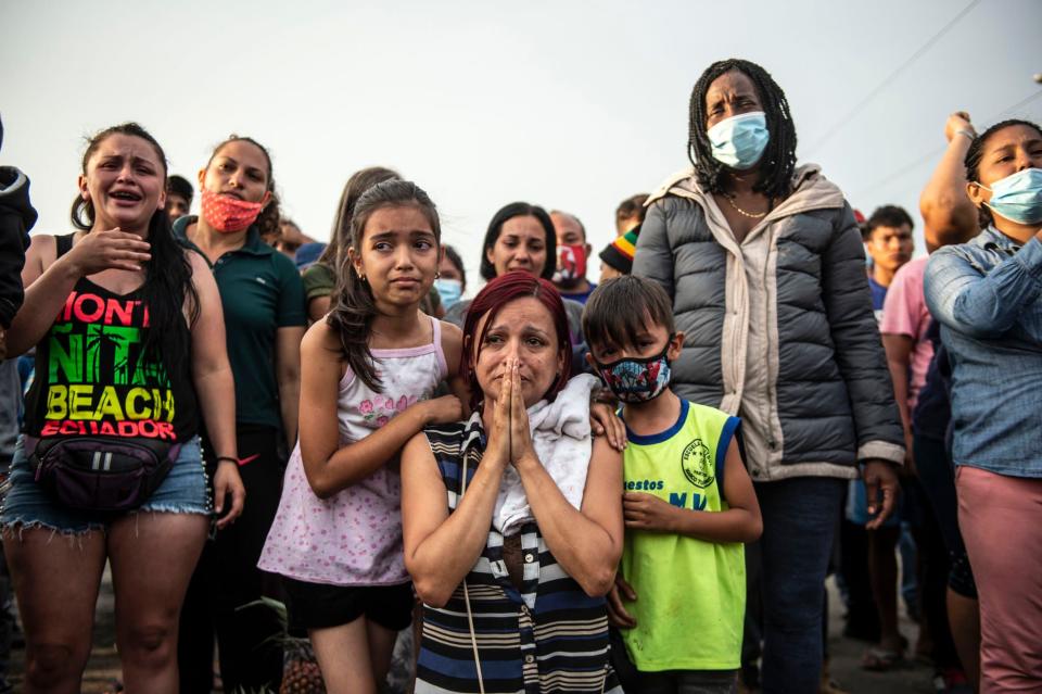 Des gens qui voyagent dans un bus implorent les paysans de les laisser passer après cinq jours de blocage sur l'autoroute panaméricaine, à Ica, au Pérou, le 04 décembre 2020. (Photo d'illustration) - Ernesto Benavides - AFP