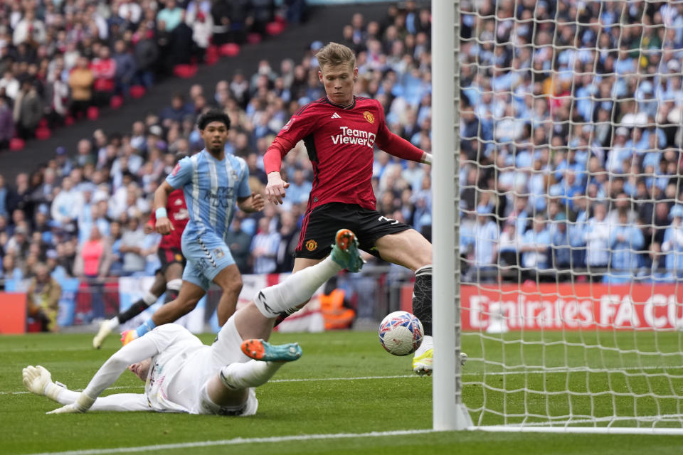 Manchester United's Scott McTominay, centre, scores his side's opening goal during the English FA Cup semifinal soccer match between Coventry City and Manchester United at Wembley stadium in London, Sunday, April 21, 2024. (AP Photo/Alastair Grant)