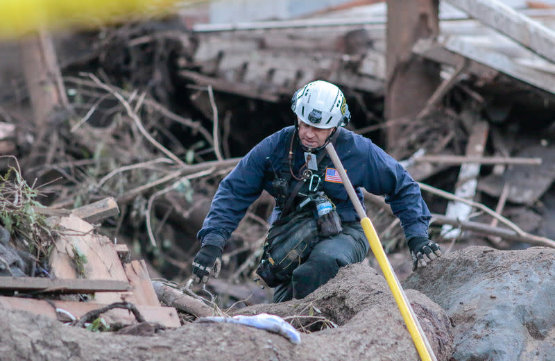 Les services de secours de Californie ont étendu leurs recherches vendredi pour tenter de retrouver au moins cinq personnes portées disparues dans les coulées de boue qui ont fait 17 morts dans le comté de Santa Barbara. /Photo prise le 11 janvier 2018/REUTERS/Kyle Grillot