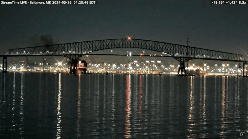 The moment a container ship hit the Francis Scott Key bridge in Baltimore, Maryland, causing it to fall into the river. - Gif: YouTube