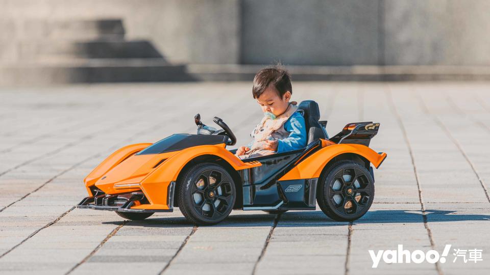 孩子的教育不能等之嘟嘟房遙控童車開箱！Lamborghini Lambo V12 Vision GT、蝙蝠車、仙杜瑞拉公主馬車