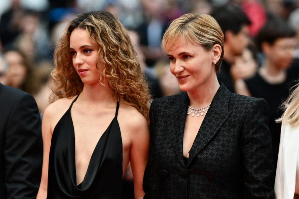 Judith Godreche et sa fille Tess Barthelemy sur le tapis rouge du film « Moi Aussi », pendant la 77e édition du Festival de Cannes.
