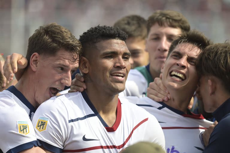 Rafael Pérez le dio el triunfo a San Lorenzo sobre Platense en el último minuto