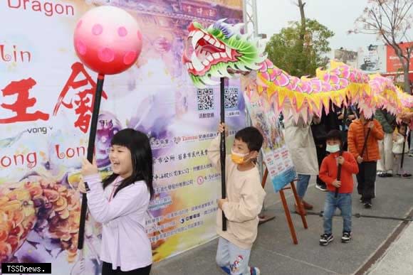 龍年迎龍添好運，苗栗龍子龍女迎炸龍。（記者江乾松攝）