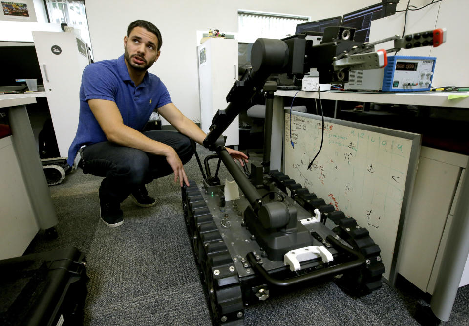 <p>Los ingenieros de software y de calidad, los programadores PLC, los responsables de mantenimiento o los técnicos de servicio de asistencia son los que más se precisan ahora mismo en España en el campo de la ingeniería. (Foto: Steven Senne / AP). </p>