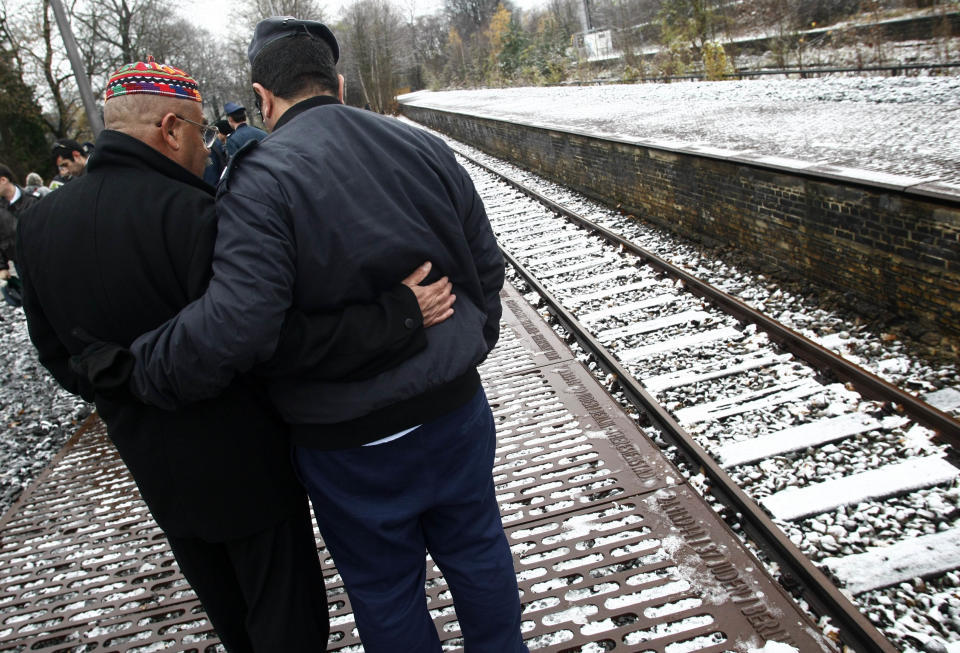 Ein israelischer Soldat (rechts) gedenkt am Bahnhof Berlin-Grunewald dem "Abtransport" von Juden während der Nazizeit - in die Konzentrationslager (Bild: REUTERS/Fabrizio Bensch)