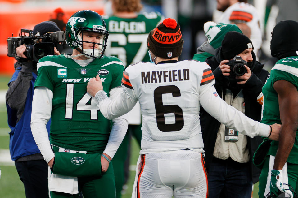 EAST RUTHERFORD, NEW JERSEY - DECEMBER 27: Baker Mayfield #6 of the Cleveland Browns congratulates Sam Darnold #14 of the New York Jets after the Jets defeated the Browns 23 to 16 at MetLife Stadium on December 27, 2020 in East Rutherford, New Jersey. (Photo by Sarah Stier/Getty Images)