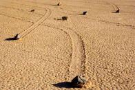 <b>The sliding stones of Death Valley, Californie</b><br> Malgré leurs 700 livres, ces rochers se déplacent en laissant derrière eux des sillons. Même pour les scientifiques, les roches mouvantes de la Vallée de la Mort demeurent un mystère! <br> (Photo: Alexandra Sailer/Ardea/Caters News)