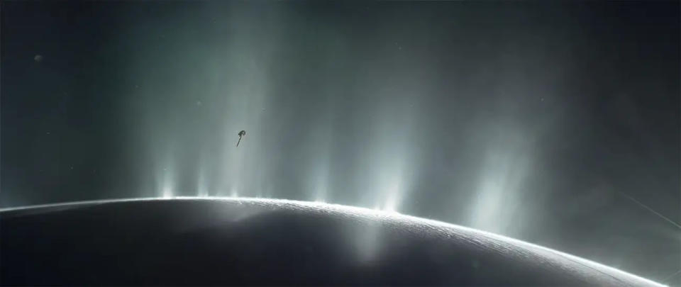 Diese Aufnahme zeigt die NASA-Raumsonde Cassini, die im Oktober 2015 durch Rauchschwaden auf Enceladus fliegt. - Copyright: NASA/JPL-Caltech