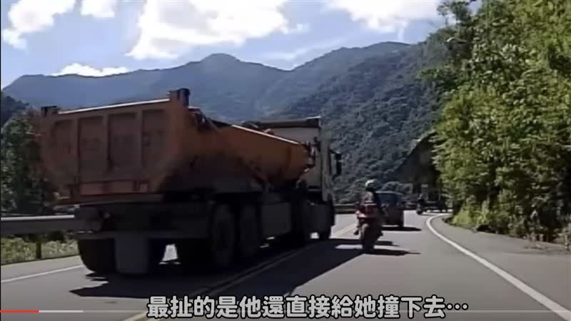 砂石車不斷跨越雙黃線要超越前方機車。（圖／翻攝自YouTube）