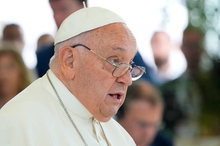 El papa Francisco habla durante una sesión sobre la inteligencia artificial, la energía, África y Oriente Medio durante la cumbre del G7, en Borgo Egnazia, en el sur de Italia, el viernes 14 de junio de 2024. (AP Foto/Alex Brandon)