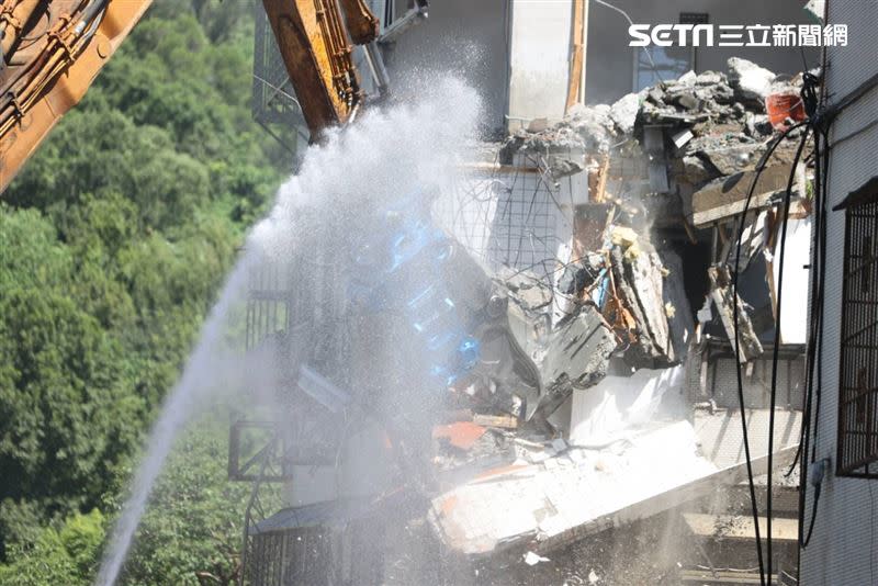 「基泰大直」鄰損案，25戶塌陷民宅今天拆除。（圖／記者邱榮吉攝影）