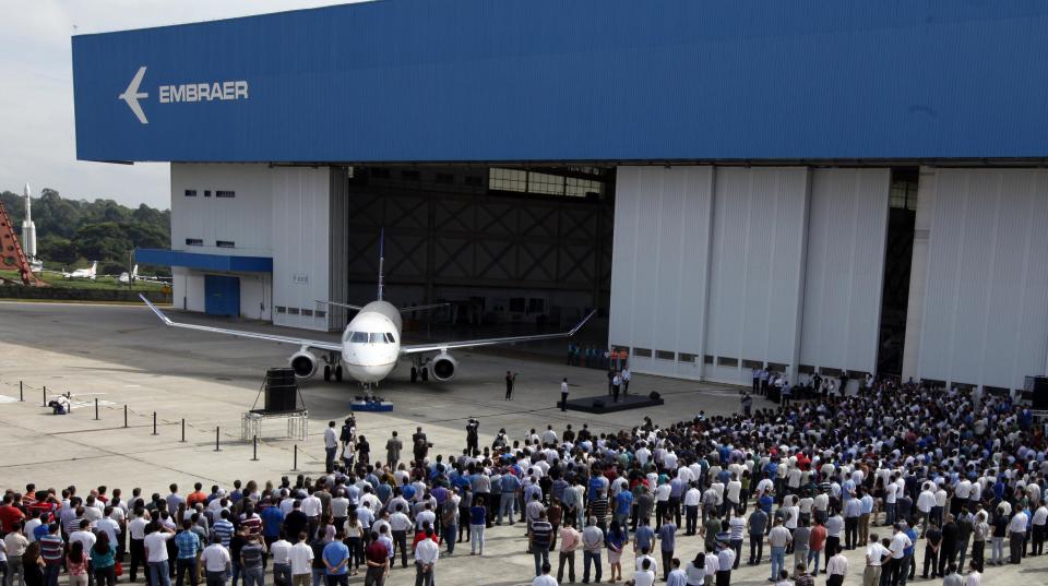 Brazilian aircraft manufacturer Embraer unveils its new regional jet E-175, in Sao Jose dos Campos, north of Sao Paulo March 12, 2014. Brazilian planemaker Embraer SA said on Wednesday its latest E-175 regional jet has achieved a 6.4 percent improvement in fuel efficiency over the original model, more than the 5 percent improvement the company had expected. REUTERS/Paulo Whitaker (BRAZIL - Tags: BUSINESS TRANSPORT)