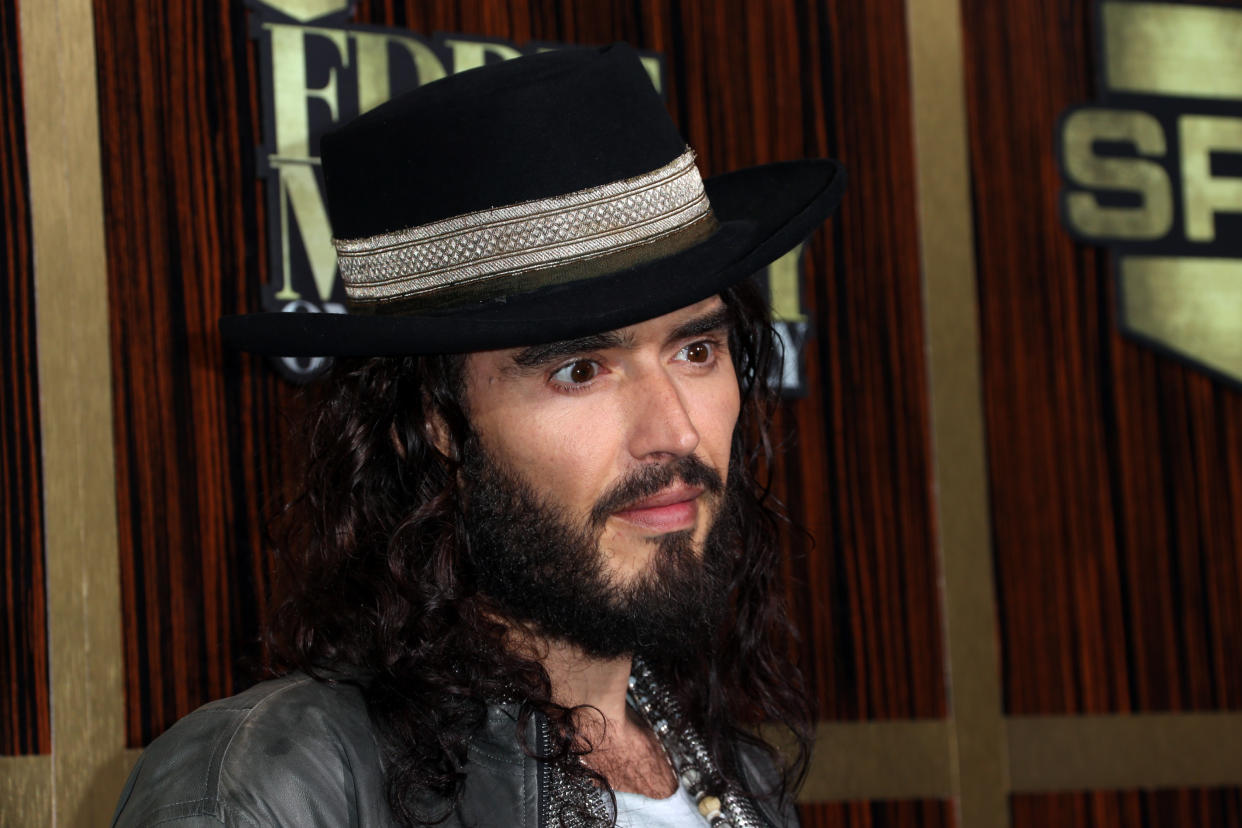 BEVERLY HILLS, CA - 3 DE NOVIEMBRE: El actor y comediante Russell Brand llega a 