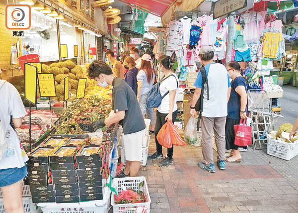 深水埗：有商店雜物阻街，市民出入通道相當狹窄。