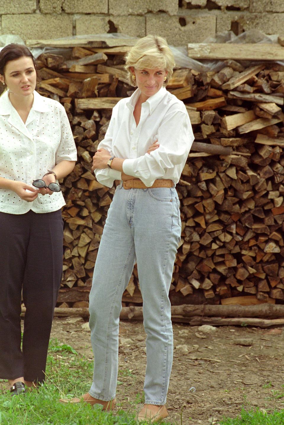 <p>Diana fue muy responsable en el uso y exposición de sus bienes. Durante sus viajes a diversos países en conflicto, siempre se mostraba simple y cómoda. Aquí con su característico par de jeans y camisa blanca.<br> Crédito: beimages </p>