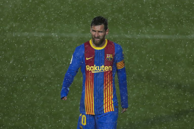 Lionel Messi bajo la tormenta, duante el segundo tiempo: Real Madrid le ganó a Barcelona en el estadio Alfredo di Stéfano y lo superó en la liga de España.