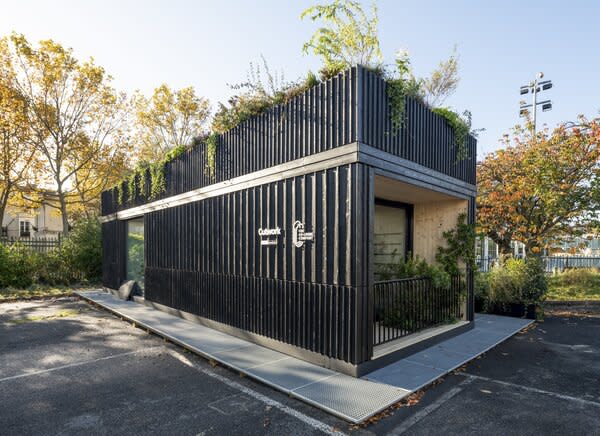 The siding is treated with the Japanese <i>shou sugi ban</i> technique: a method of charring wood to improve its resistance to weathering and avoid the need for artificial sealants.