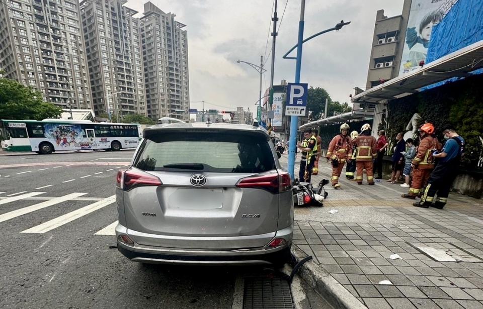 蘆洲發生一起追撞車禍造成6人受傷。（圖／翻攝畫面）