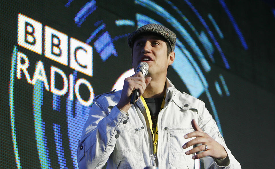 Vernon Kay hosts on stage at day 1 of Radio 1's Big Weekend at Lydiard Country Park on May 9, 2009 in Swindon, England. (Photo by Jo Hale/Getty Images)