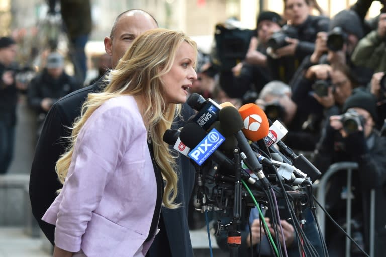 La exactriz porno Stephanie Clifford, también conocida como Stormy Daniels, realiza unas declaraciones ante la prensa en el Tribunal Federal de EEUU en Manhattan, Nueva York, el 16 de abril de 2018 (Héctor Retamal)