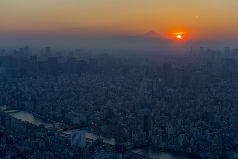 從晴空塔觀景台看到的富士山日落（Photo by Wolfgang Kaehler/LightRocket, Image Source : Getty Editorial）