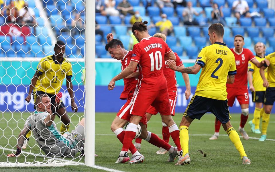 Lewandowski rattles the goalframe - GETTY IMAGES