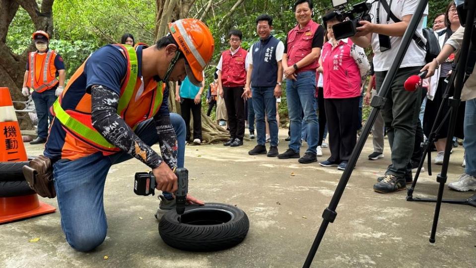 《圖說》最常見的積水樣態類型-輪胎，清潔隊使用電鑽將輪胎鑽洞，清除清水。〈衛生局提供〉