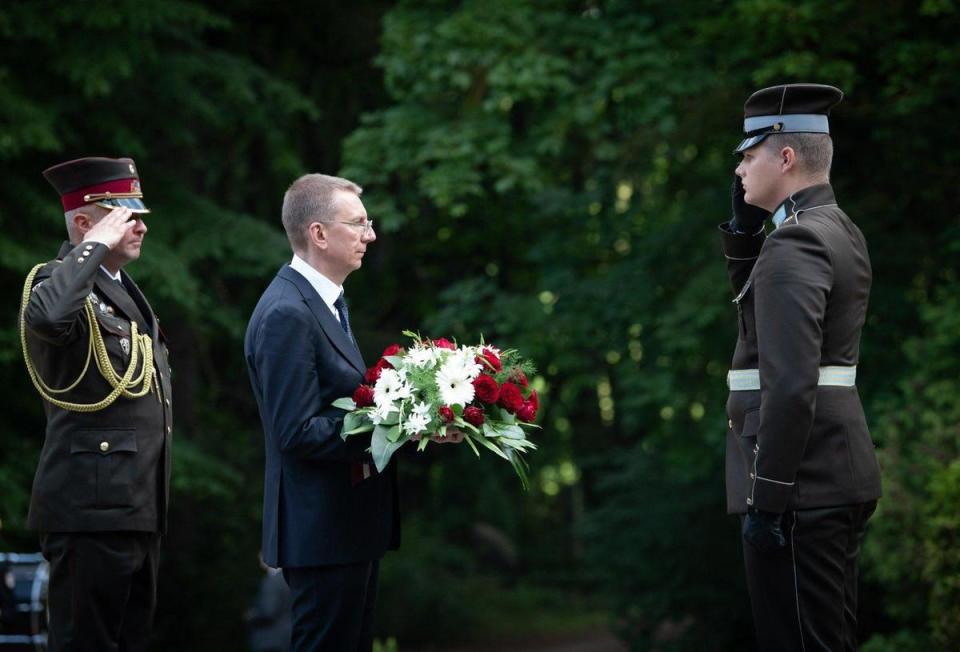 林克維奇斯（左）8日正式宣誓就職，成為拉脫維亞總統。（翻攝自Edgars Rinkevics Twitter）
