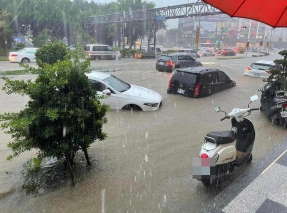 8月4日下午一場大雨，導致嘉義市鬧區包括中山路、民族路、吳鳳北路、忠孝路等多處積淹水／翻攝照片