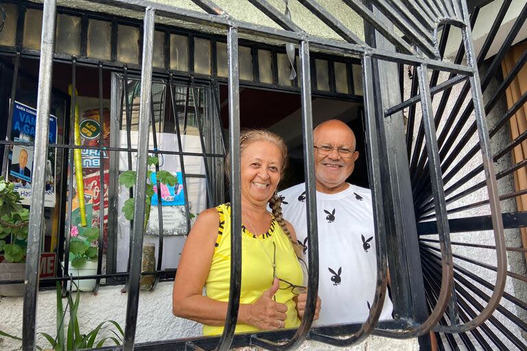 Miriam junto a su esposo, en el barrio de Petare