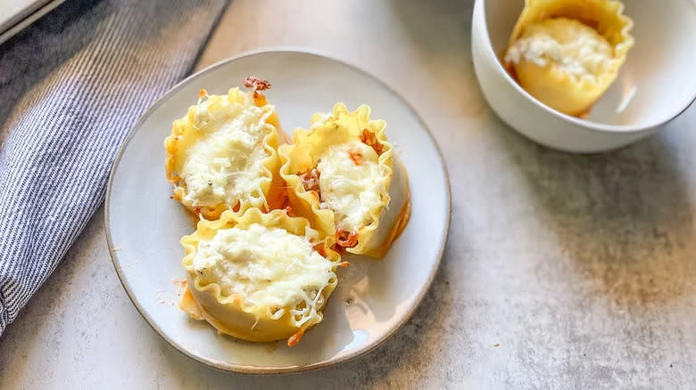 lasagne noodle cups with cheese
