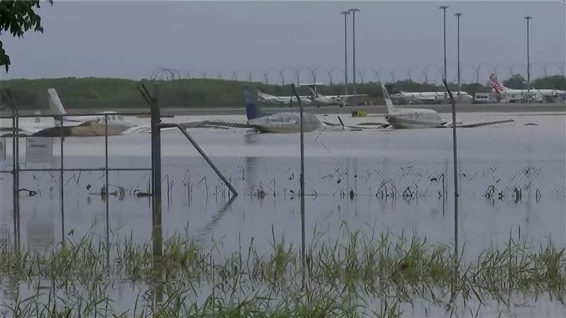 瞬間暴雨導致嚴重淹水，凱恩斯機場內許多架飛機來不及撤離，泡在水裡。（圖／美聯社／達志影像）