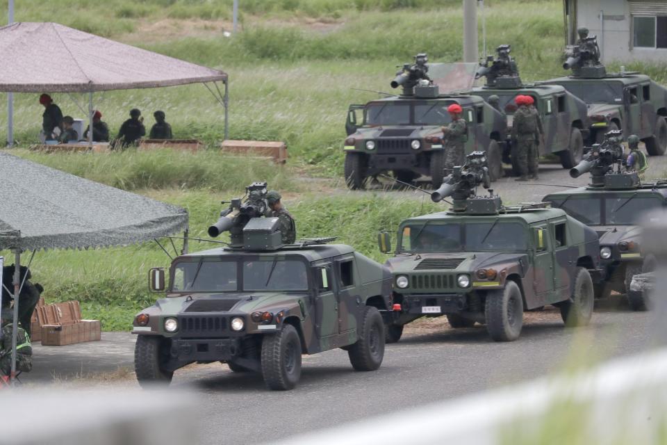 2023年7月3日，台灣屏東縣，台灣士兵在搭載了M220A2拖式II型發射的軍車上待命。美聯社
