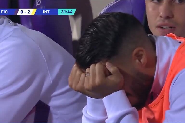 El llanto de Nicolás González, tras pedir el cambio en Fiorentina-Inter; iban apenas ocho minutos cuando se lesionó; fue la molestia que luego lo dejó fuera de Qatar