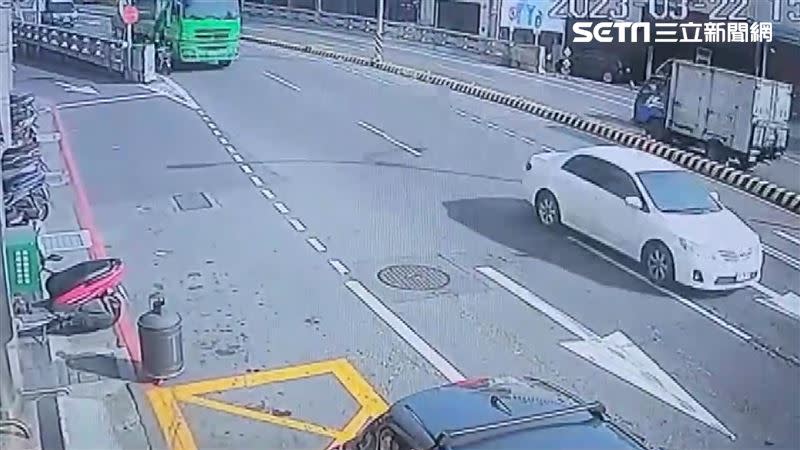 女騎士與大貨車下橋後發生擦撞。（圖／民眾提供）